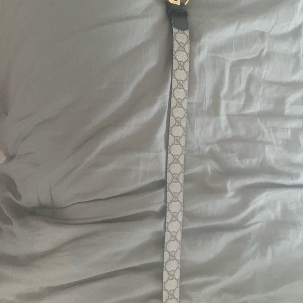 Gucci Men's Black Leather Belt - Classic Embossed Logo - Picture 2 of 4